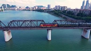 航拍柳州段湘桂铁路火车运输铁路桥视频的预览图